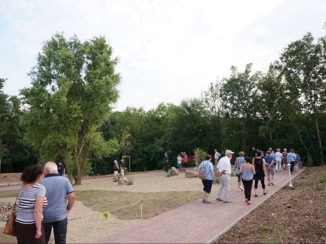 Mehrere Besuchergruppen durchstreifen das Wegenetz der neuen Parkanlage.
