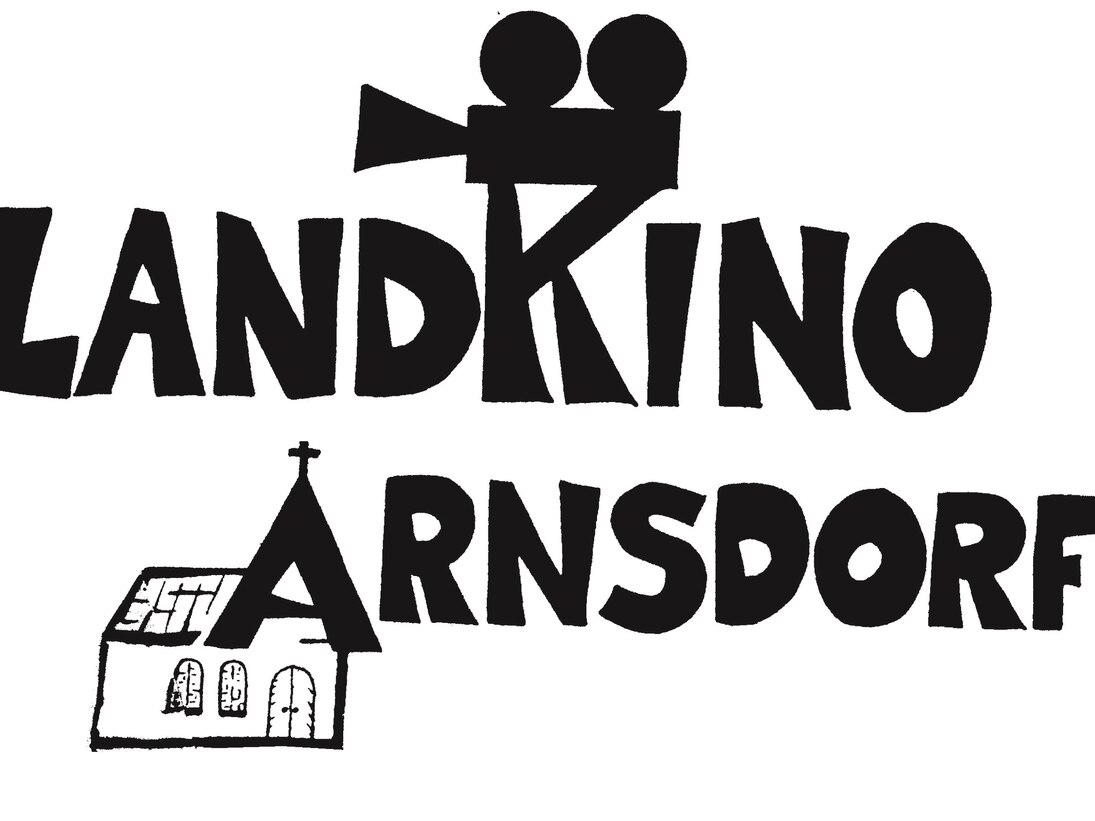 Landkino Arnsdorf“ als schwarzer Schriftzug mit einem Filmvorführgerät über dem Buchstabe K vom „Landkino“ und einer Kirche im Buchstabe A von „Arnsdorf“
