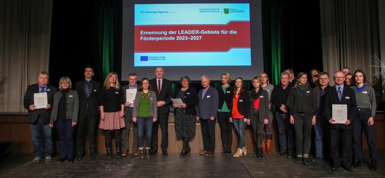 Die erste von sechs LAG-Gruppen nach der Übergabe ihrer Urkunden und Genehmigungsbescheide durch Staatsminister Thomas Schmidt