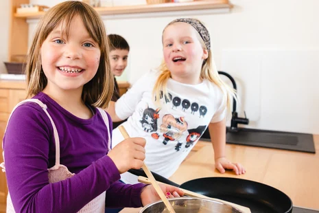 Die Kinder freuen sich über die neue Küche