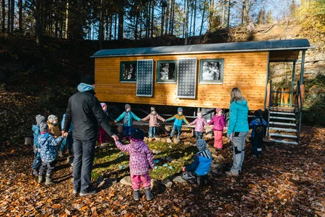 Die Kinder und Erziher/-innen der Kita freuen sich über ihren neuen Bauwagen