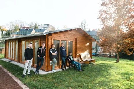 Die Jugendlichen freuen sich über ih neues Blockbohlenhaus