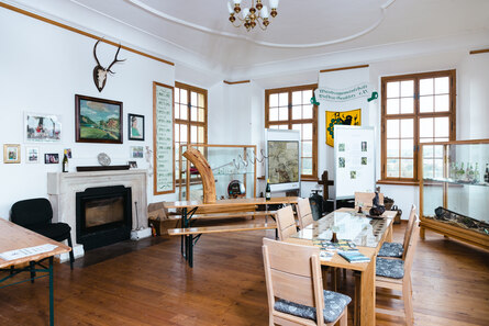 Ein Zimmer der Weinbauausstellungen mit Vitrinen und Bildern an der Wand