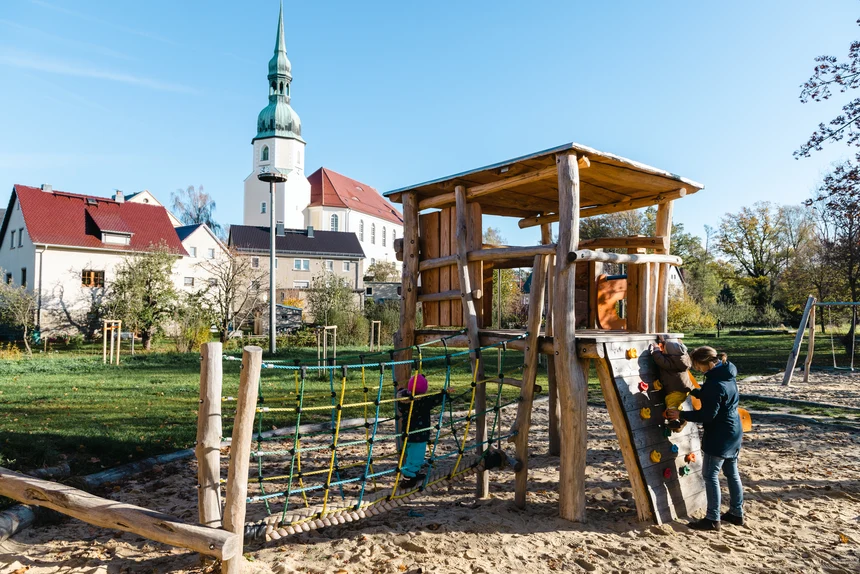 Kinder spielen auf dem naturnahen Spielplatz