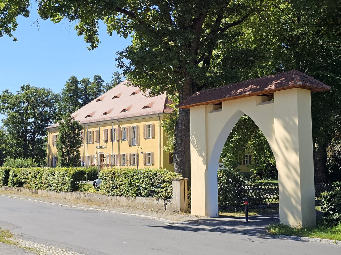 Das Rathaus nebst Eingangstor