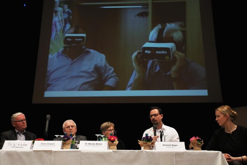 Podiumsdiskussion »BürgerKommune - vertraut und vernetzt«, von links nach rechts Dr. Wolfgang Huhn, Dieter Zorbach, Dr. Monika Michael, Dominik Magin (am Mikrofon), Moderatorin Carmen Hentschel