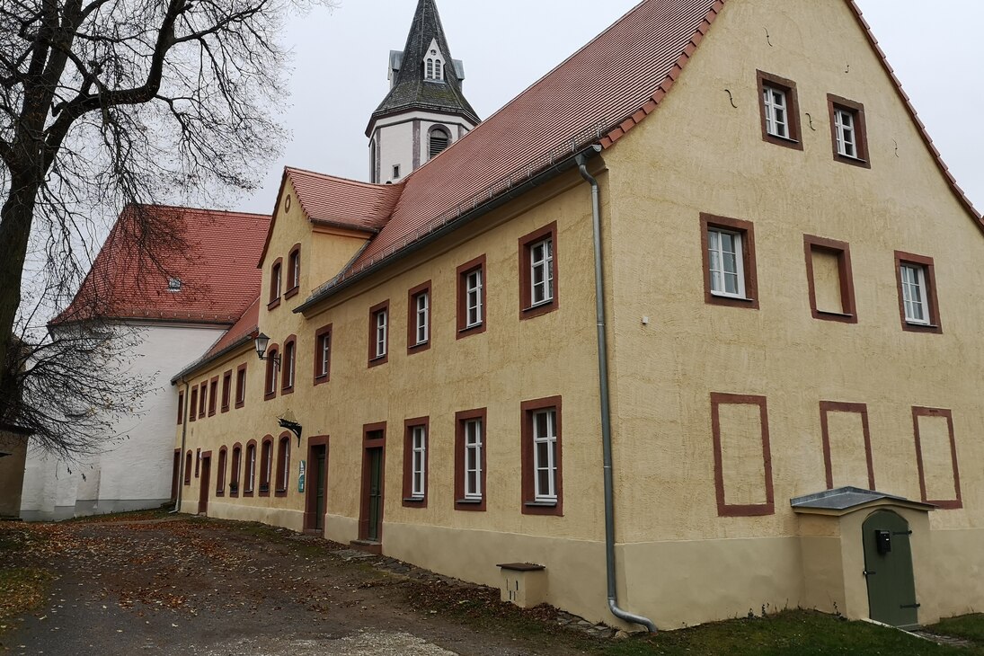 Das historische Kantoratsgebäude steht direkt neben der Mutzschener Kirche