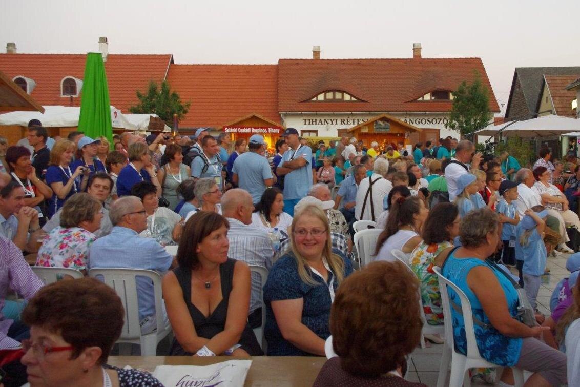 Publikum bei einer Open-Air-Veranstaltung auf einem Platz