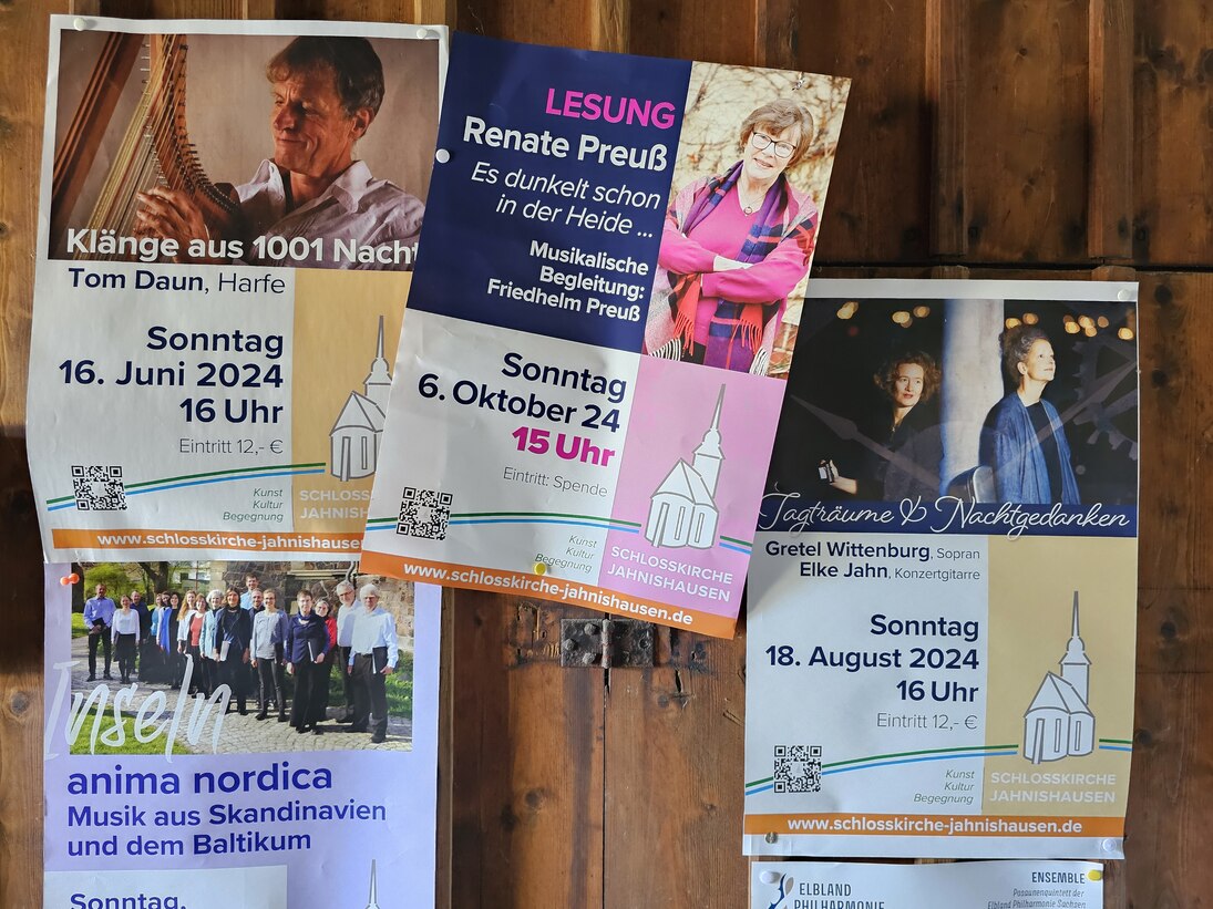 verschieden Flyer hängen an einem Anschlagbrett