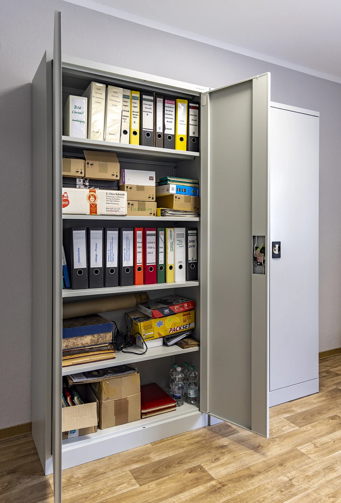 ein geöffneter Aktenschrank