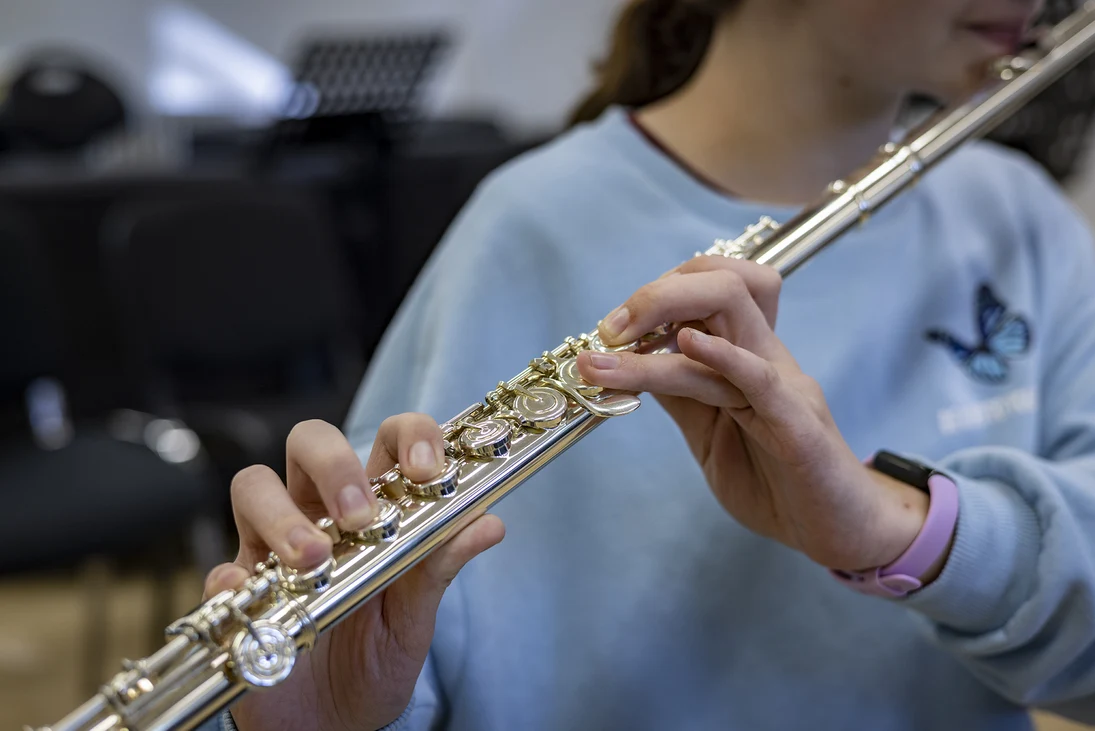 ein Kind spielt eine Querflöte