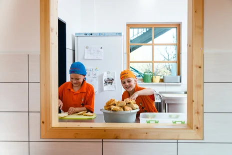 Kinder bereiten Essen in der neuen Küche vor