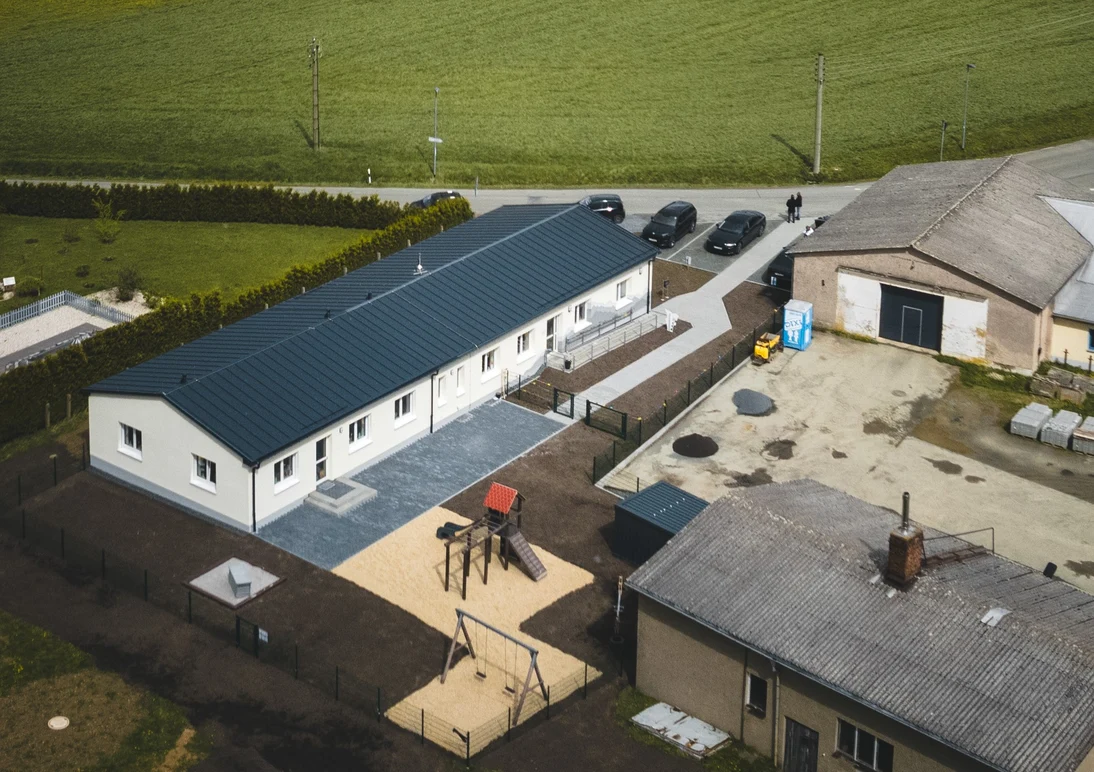 Luftbild mit Blick auf die neue Kita mit gestaltetem Außenbereich.