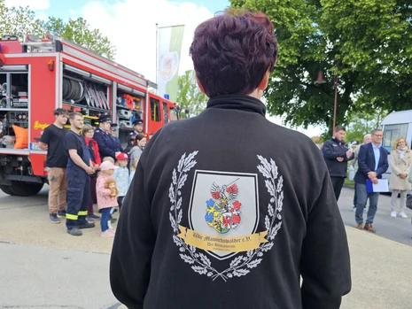 Rückansicht auf eine Dame mit Vereinsjacke