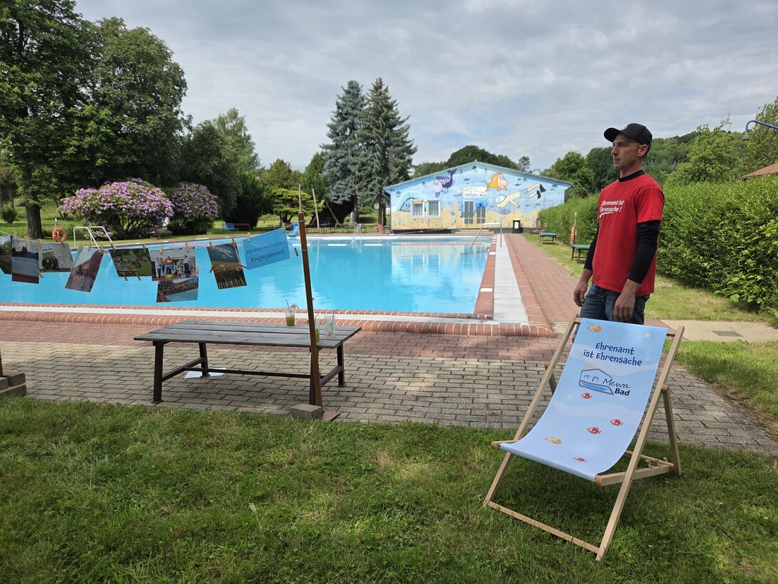 Blick auf Liegestuhl und Mitarbeiter vor dem Schwimmbecken