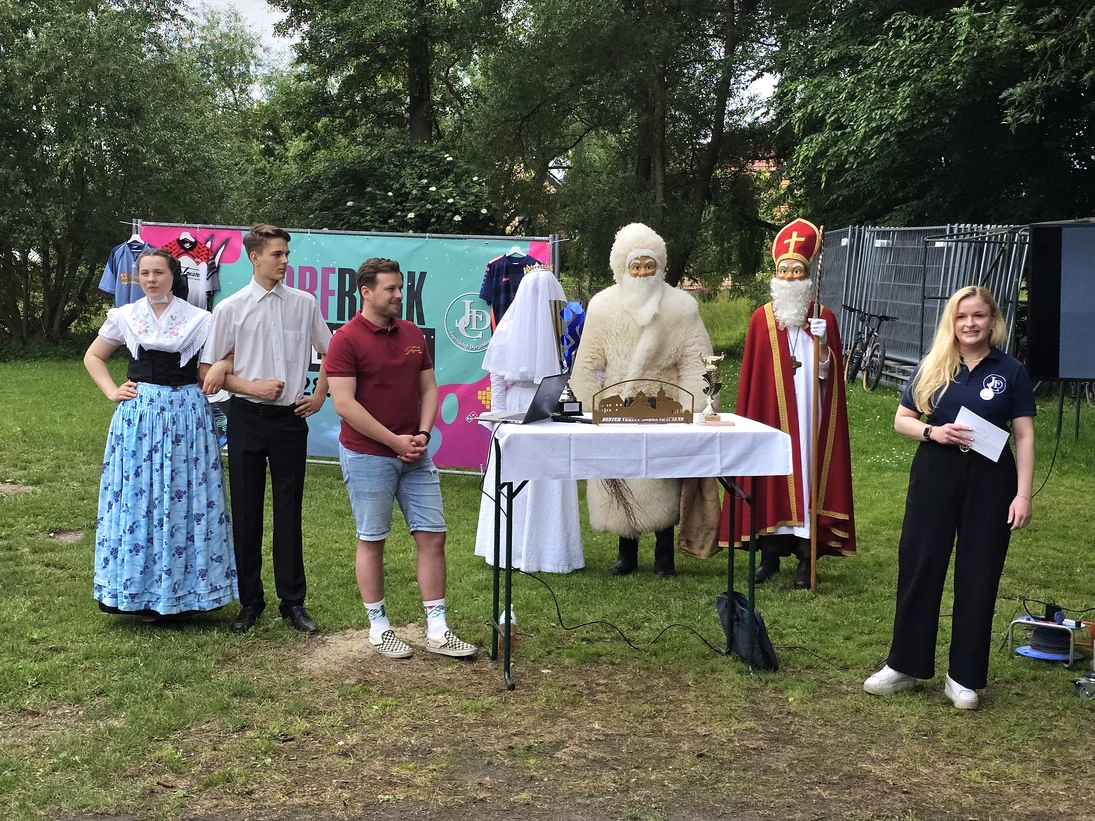 Personen in verschiedener Tracht
