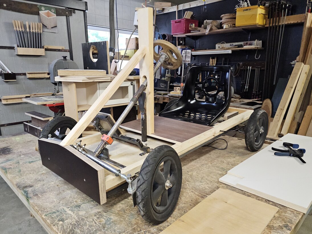 Grundgerüst aus Holz für eine neue Seifenkiste