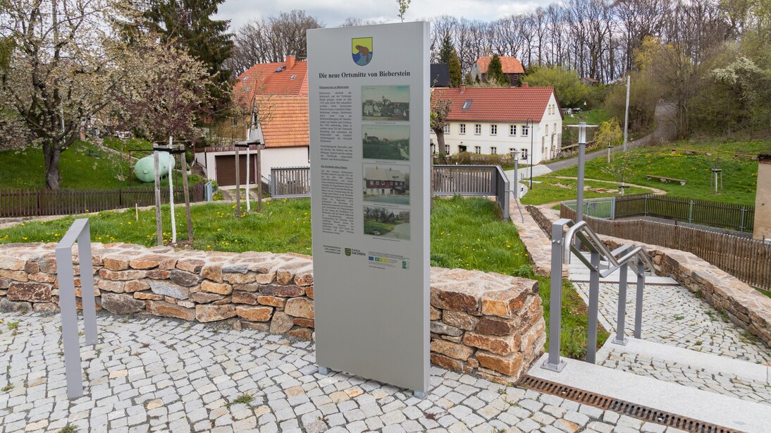 Infotafel auf einer der Aufenthaltsebenen, rechts absteigende Treppe