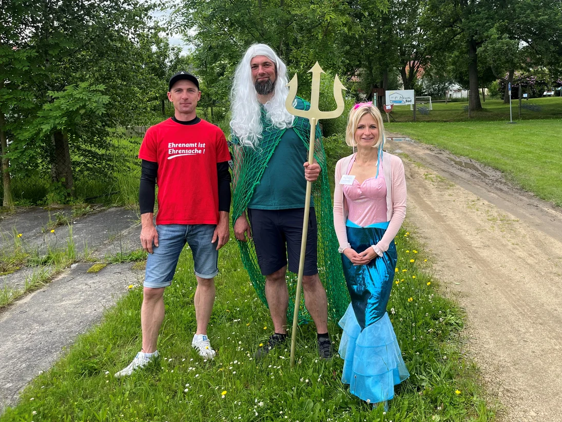 3 Ehrenamtliche, 2 verkleidet als Nixe und Poseidon