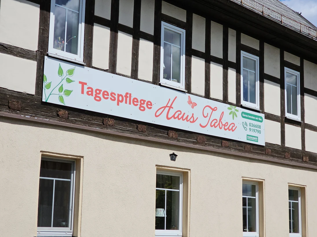 Banner am Haus mit der Aufschrift: Tagespflege Haus Tabea