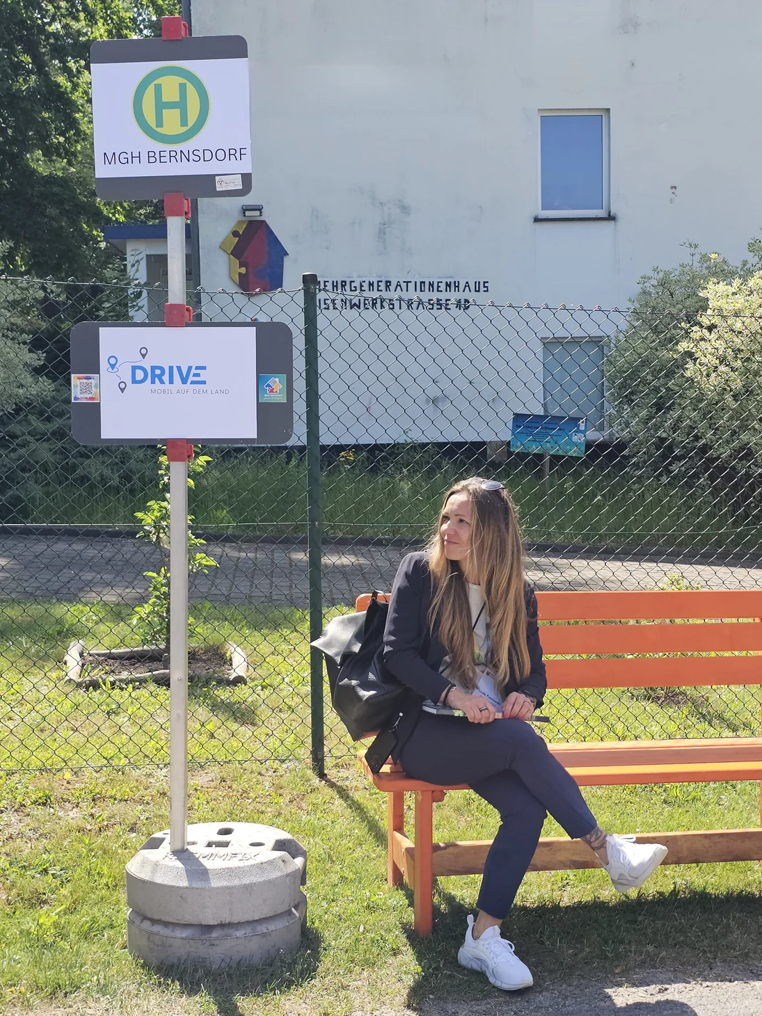 Haltestellenschild nebst Wartebank
