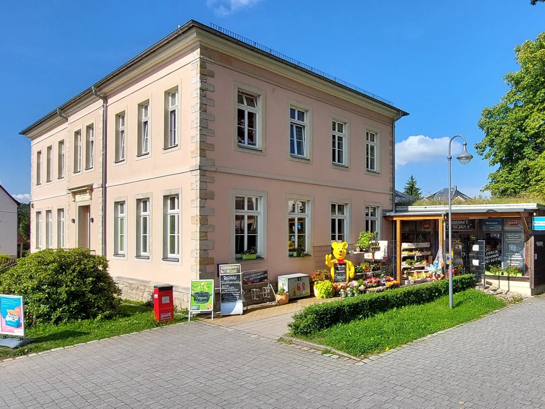 Gebäude in pfirsichfarben