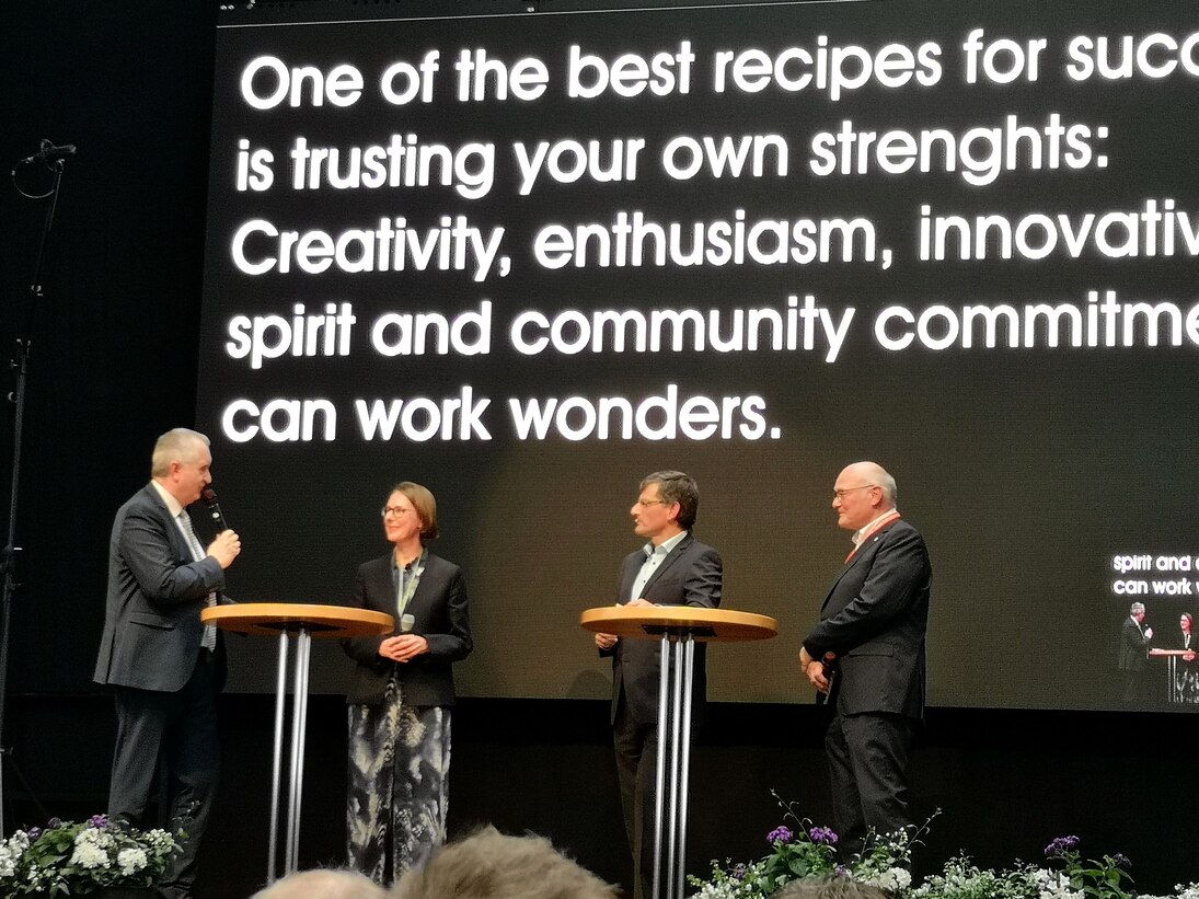 Der Staatsminister, die Jury-Vorsitzende, der Moderator und der frühere Hofheimer Bürgermeister im Gespräch