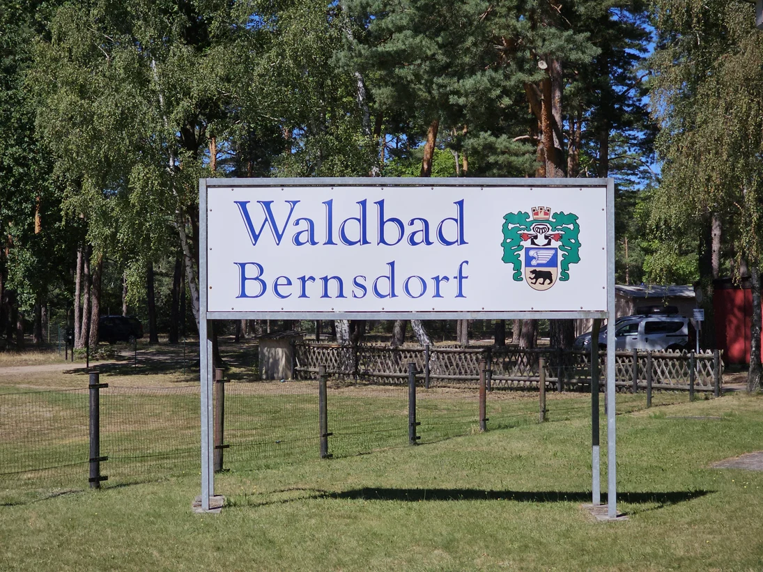 Schild mit der Aufschrift Waldbad Bernsdorf
