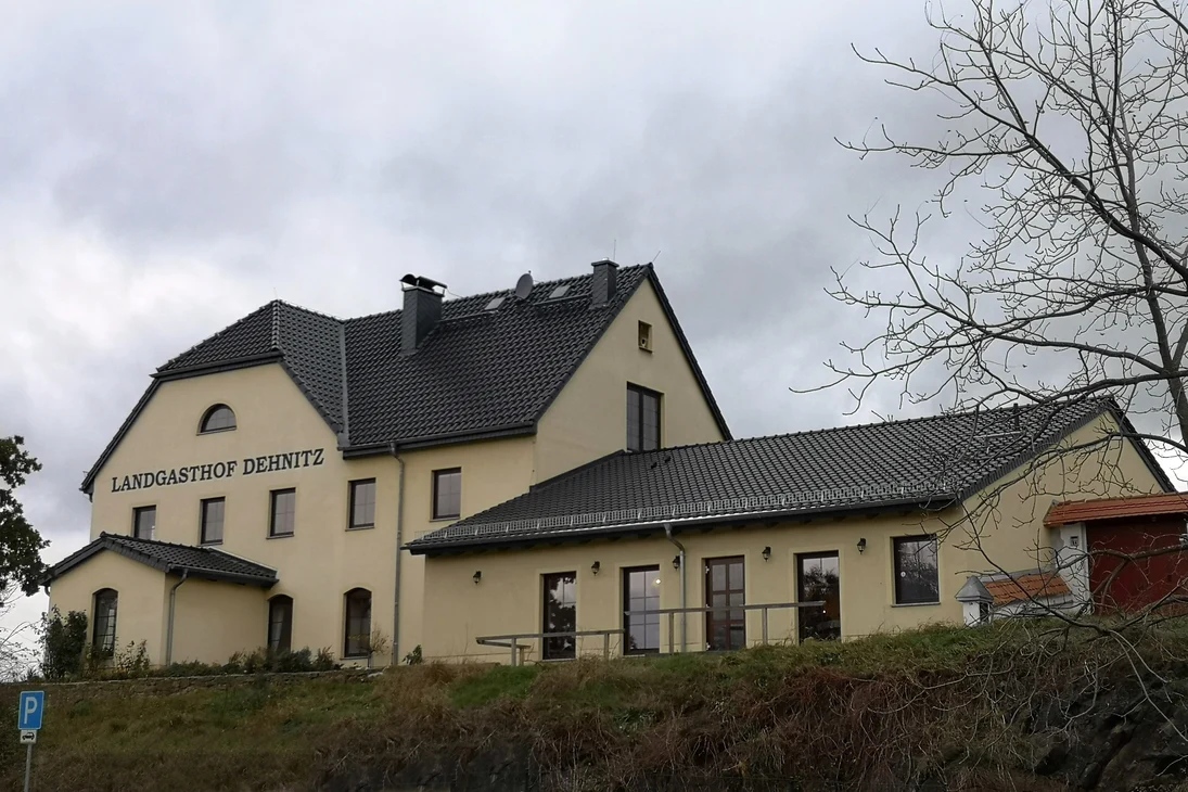 Der Landgasthof mit dem Saal-Anbau an der Giebelseite