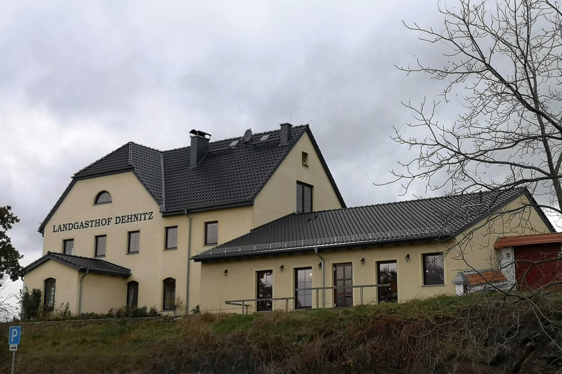 Der Landgasthof mit dem Saal-Anbau an der Giebelseite