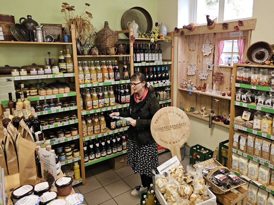 Hofladen von innen mit gefüllten Regalen