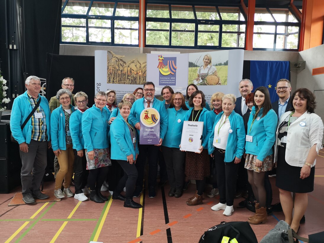 Gruppenfoto der Thallwitzer Delegation mit Plakette und Urkunde