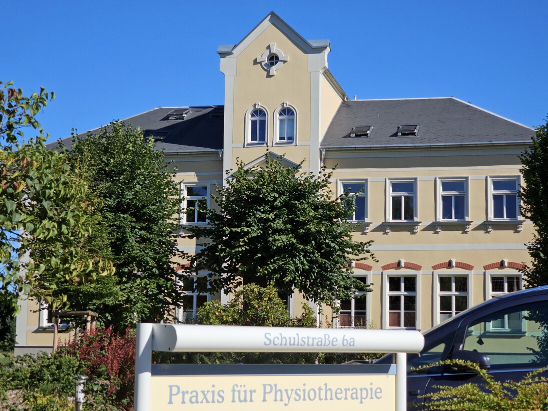 Blick auf die alte sanierte Schule