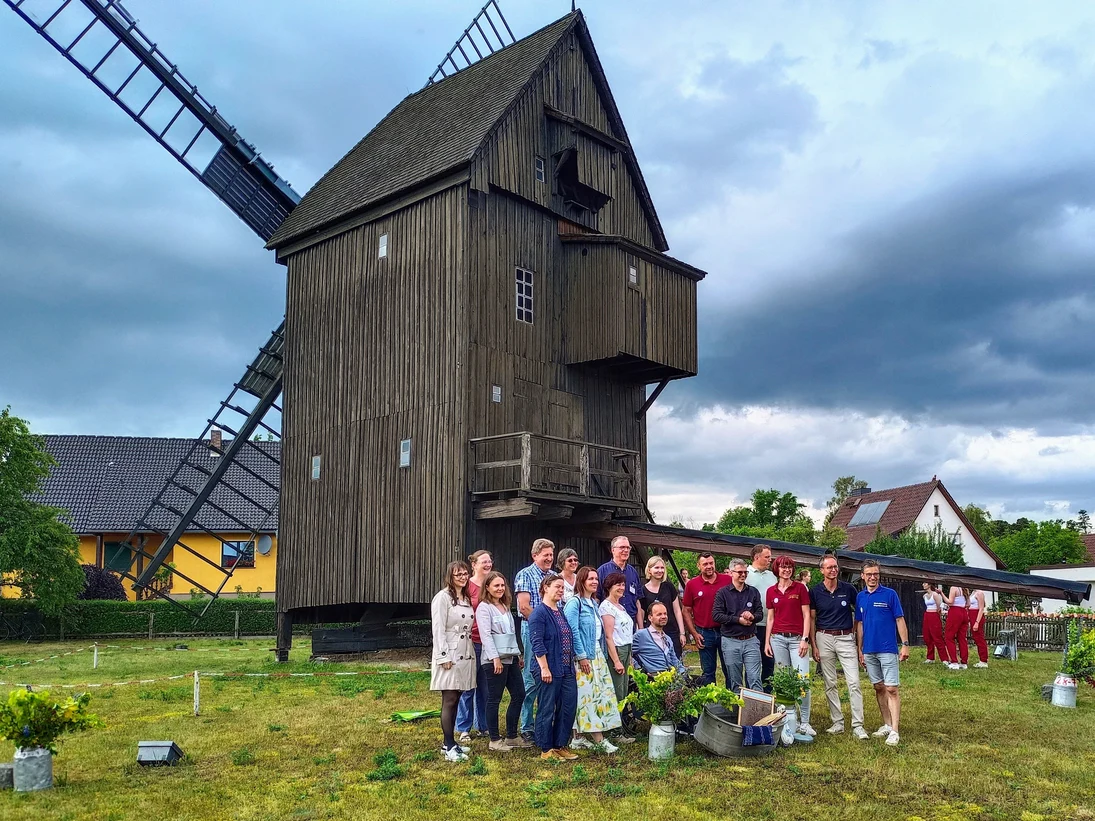 Präsentationsgruppe inklusive Jury vor der historischen Mühle