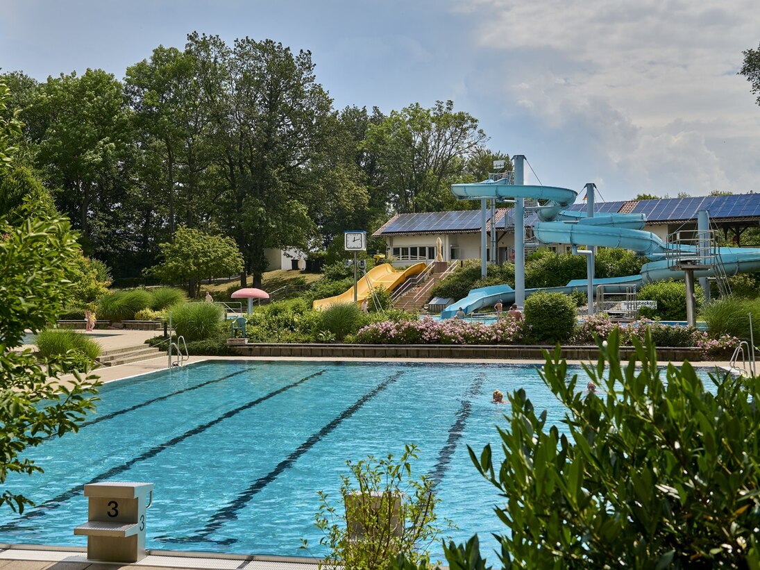 Blick auf das Schwimmbecken nebst Rutsche