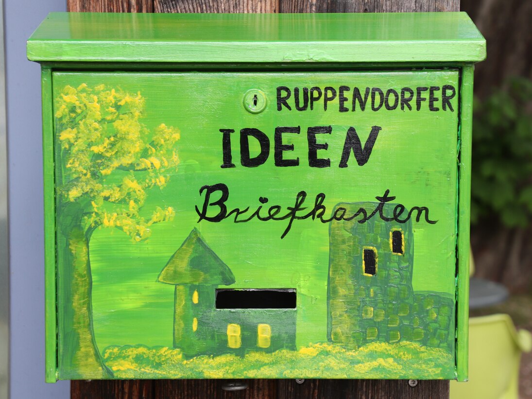 grüner Briefkasten für Ruppendorfer Bürger
