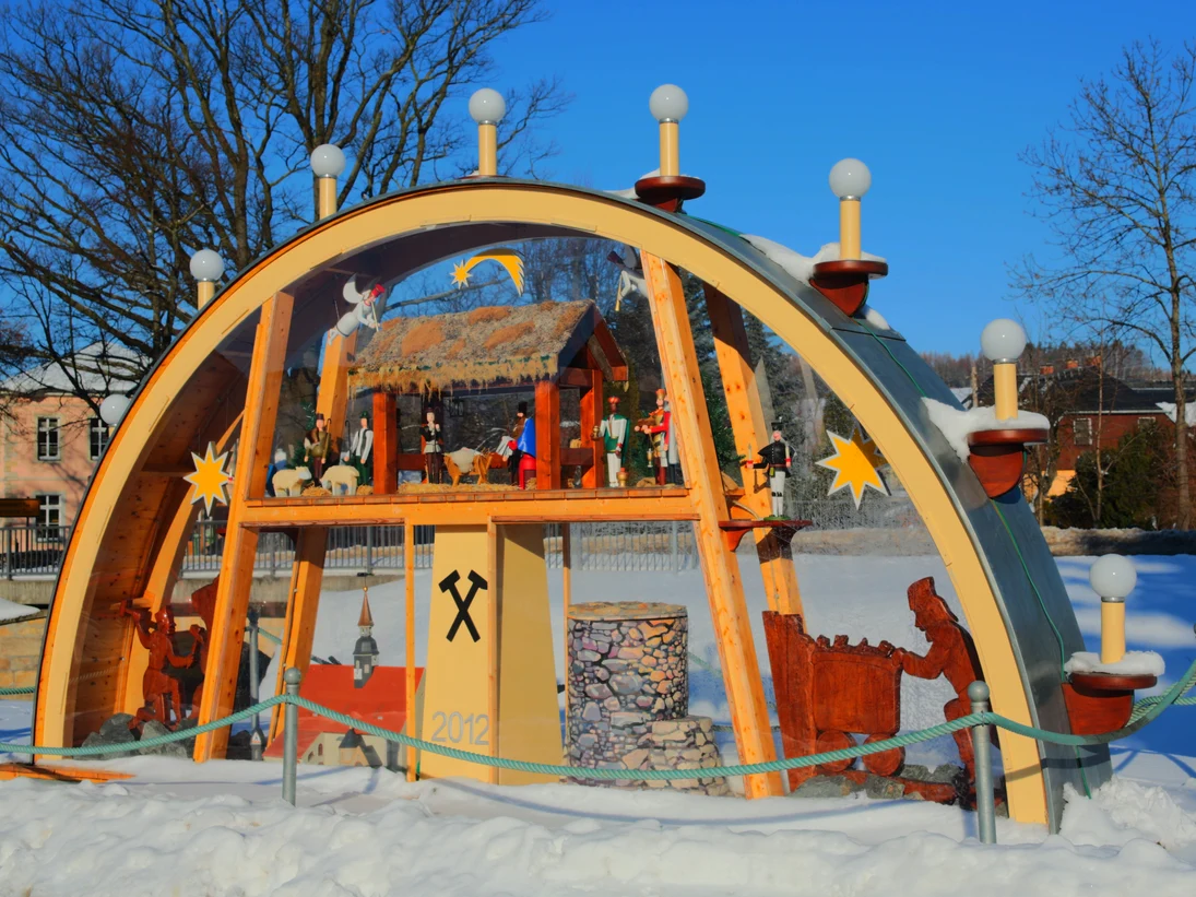 Bogen steht im Schnee