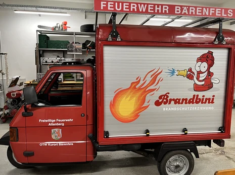 rotes italienisches Dreirad-Nutzfahrzeug mit der Aufschrift "Brandbini"