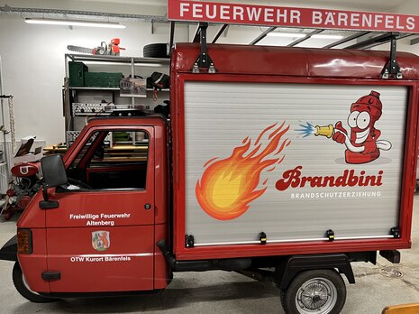 rotes italienisches Dreirad-Nutzfahrzeug mit der Aufschrift "Brandbini"