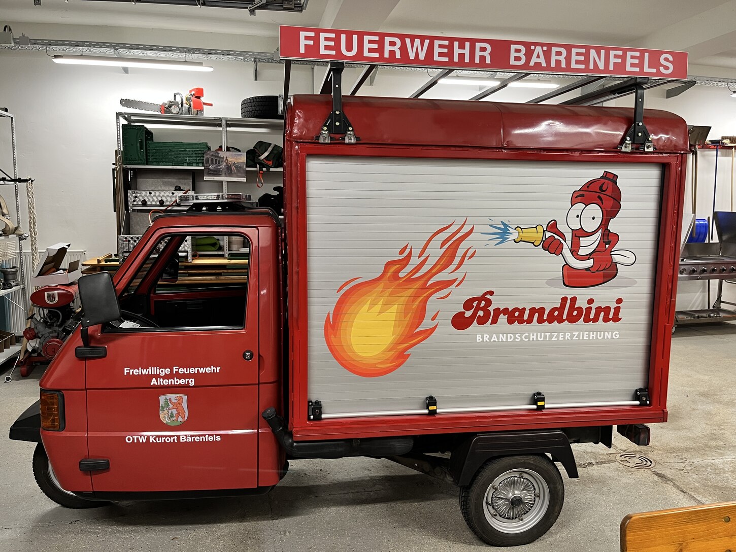 rotes italienisches Dreirad-Nutzfahrzeug mit der Aufschrift "Brandbini"