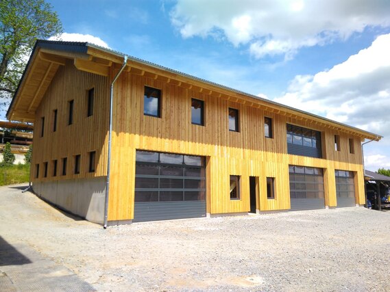 Die aus Holz gebaute Halle ist fertig, der Platz davor ist noch unbefestigt