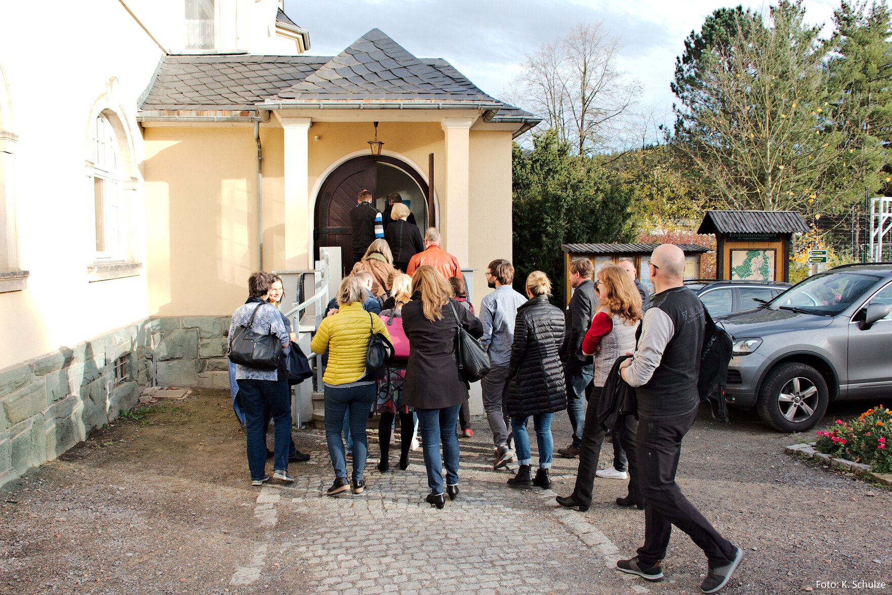Exkursionsteilnehme betreten den Eingang der Gemeinschaftspraxis Wenzel in Erdmannsdorf