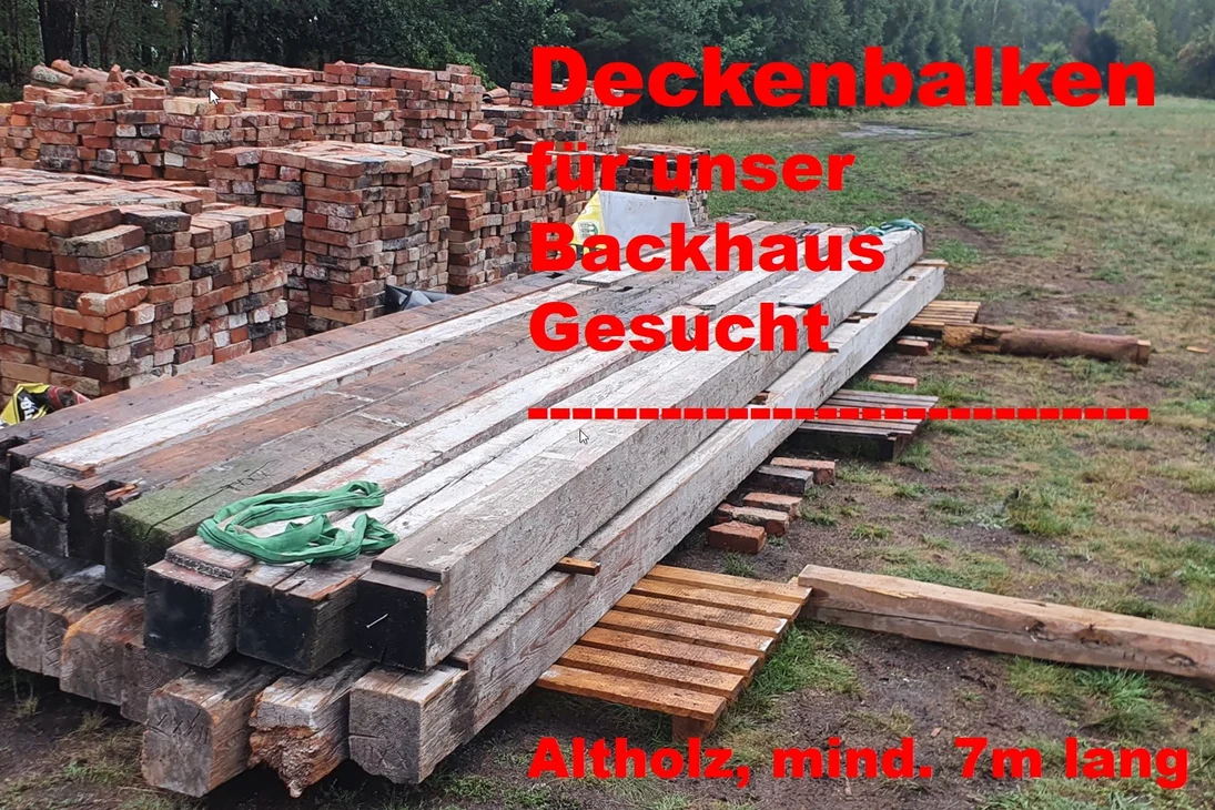 Plakat mit alten Holzbalken auf einem Platz mit Baumaterial