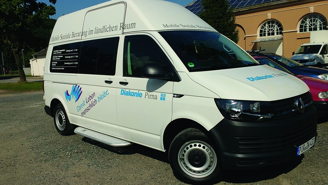Umgebauter Kleinbus mit der Aufschrift »Mobile Soziale Beratung in ländlichen Räumen«