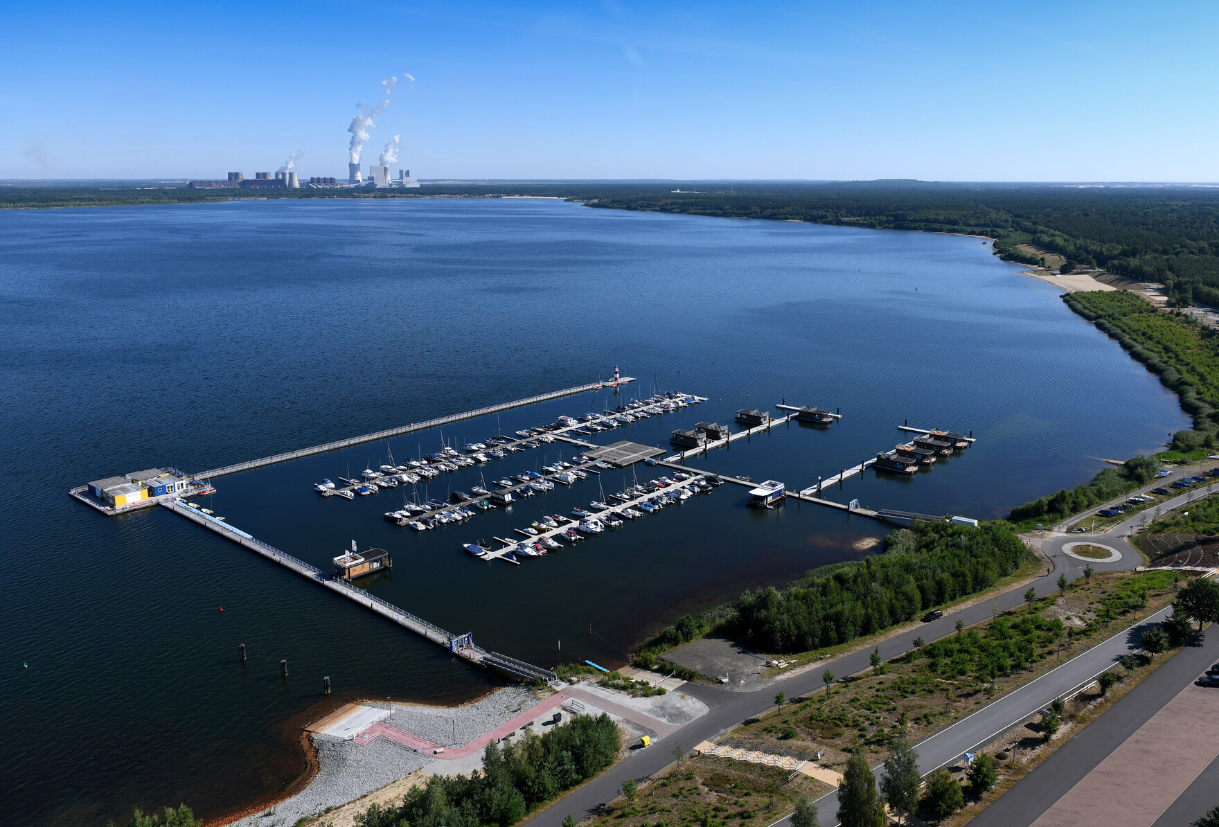 Hafen von Klitten mit Blick über den Bärwalder See zum Kraftwerk Boxberg