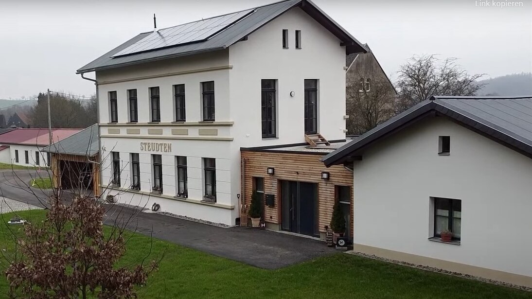 Blick auf die neu gestalteten Gebäude des Bahnhofes Steudten