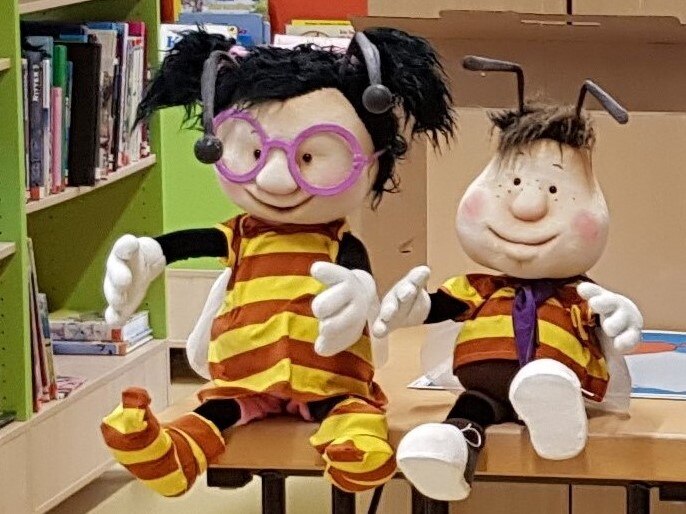 Stoffpuppen als Bienen