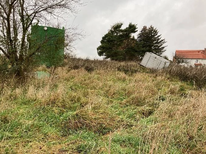 auf dem Baufeld sind diverse kleine und größere Gegenstände zu sehen, z..B ein Wassertank