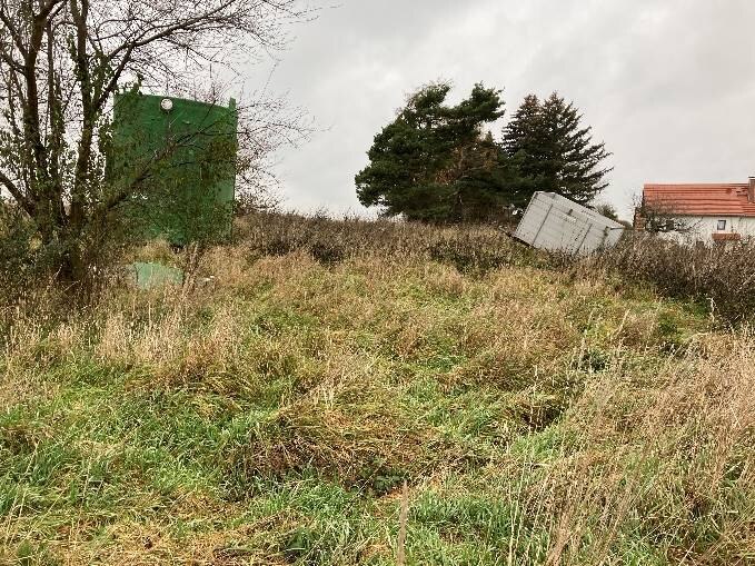 auf dem Baufeld sind diverse kleine und größere Gegenstände zu sehen, z..B ein Wassertank