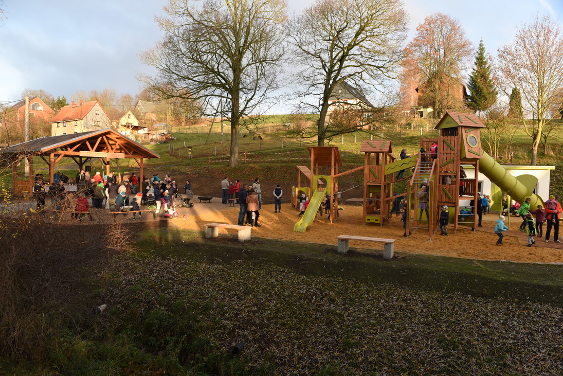 Der Mehrgenerationenspielplatz in Waldkirchen mit vielen Kindern auf den Klettergerüsten.